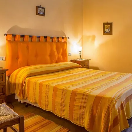 Quadro Sleeps 14 With Pool Villa